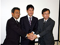 左からマイクロソフト執行役の眞柄泰利氏、アッカ副社長の湯崎英彦氏、ウィルコム執行役員の瀧澤隆氏