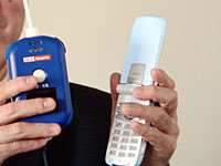 アルコール測定器（左）と携帯電話（右）