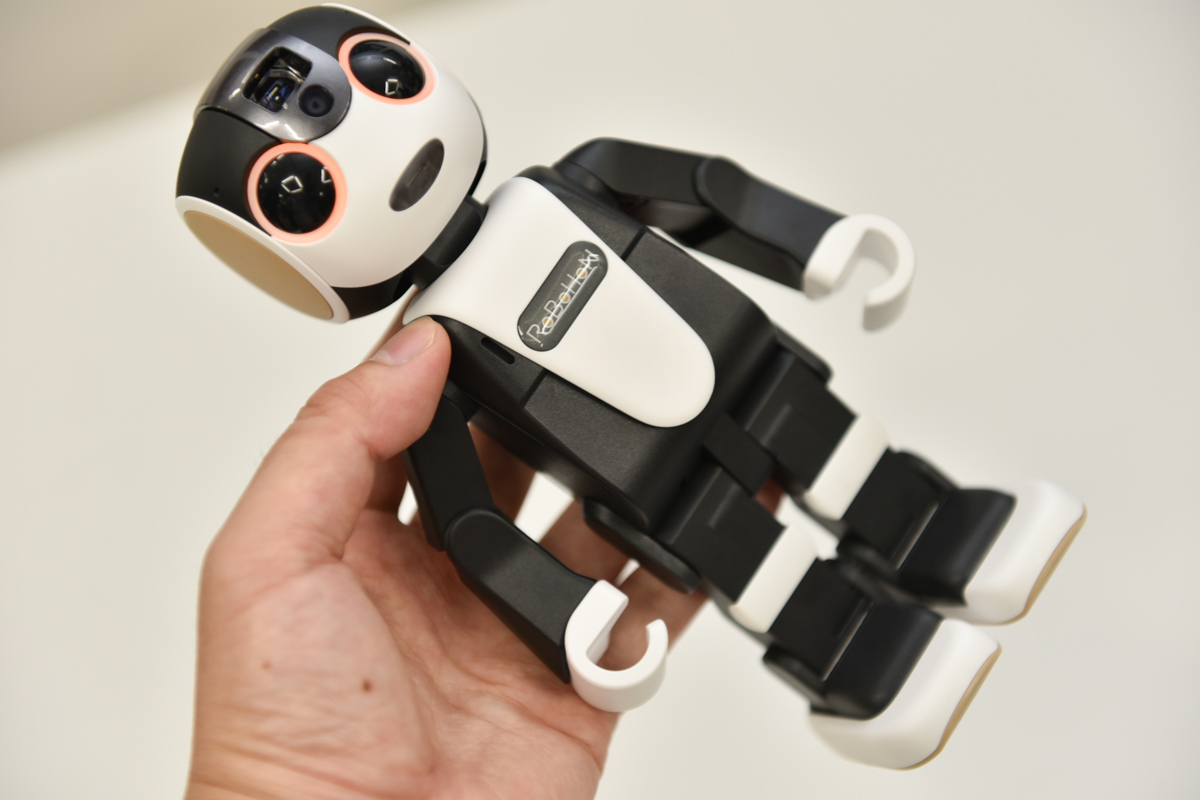 シャープの「RoBoHoN」、分割払いで購入できるように - ケータイ Watch