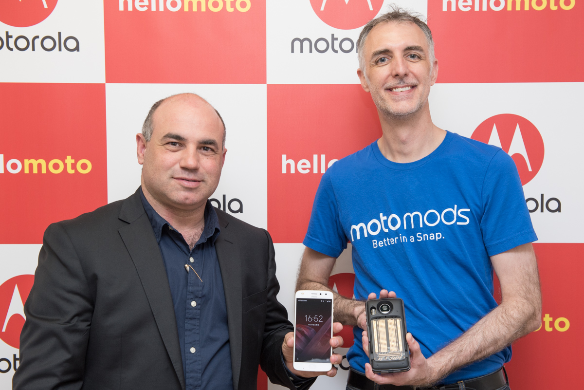 日本のスマホに 違い を提供するモトローラ アダモポウロス社長とmoto Mods担当者にインタビュー ケータイ Watch