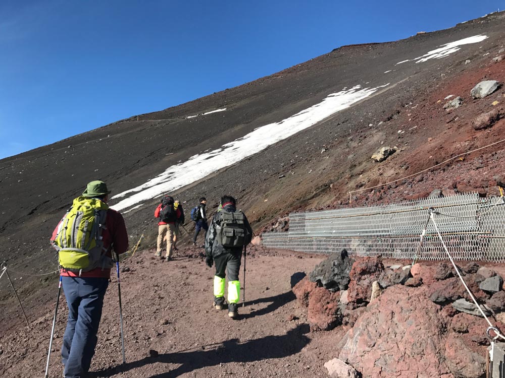 ソフトバンクが富士山頂で張り巡らすネットワークの工夫を登って確かめてきた ケータイ Watch