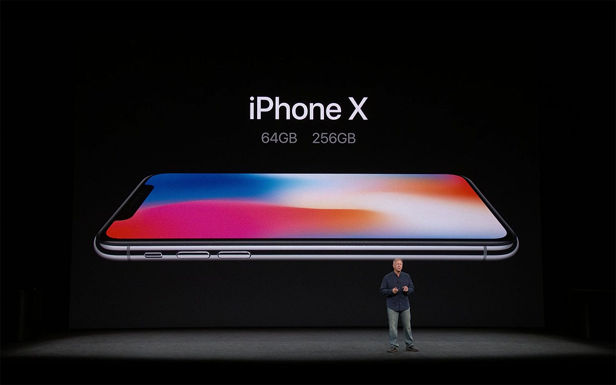 アップル、全面ディスプレイ「iPhone X」とスタンダードな
