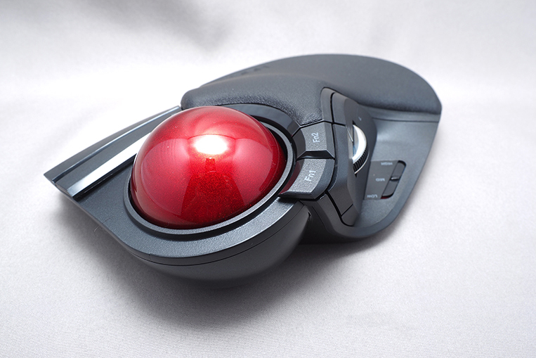 デカァァいッ！ トラックボール「HUGE」 ケータイ Watch