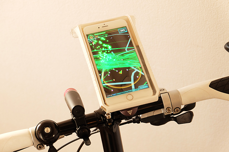 iPhone 6 Plusを自転車に装着！「SmartPhone DryBag 6」を試してみた！ - ケータイ Watch Watch