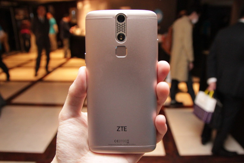 ZTE、SIMフリースマホ「AXON mini」と「Blade V6」を日本で発売