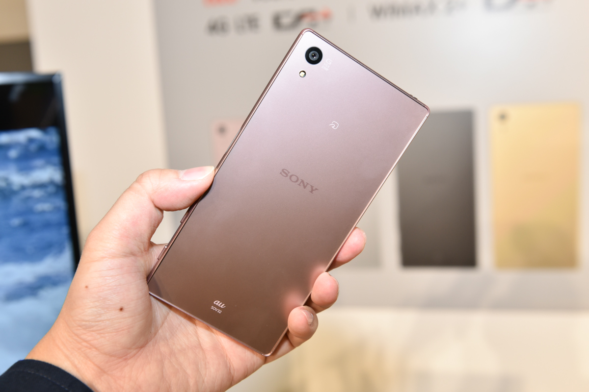 auの「Xperia Z5」にピンク、「BASIO」にレッド追加 - ケータイ Watch