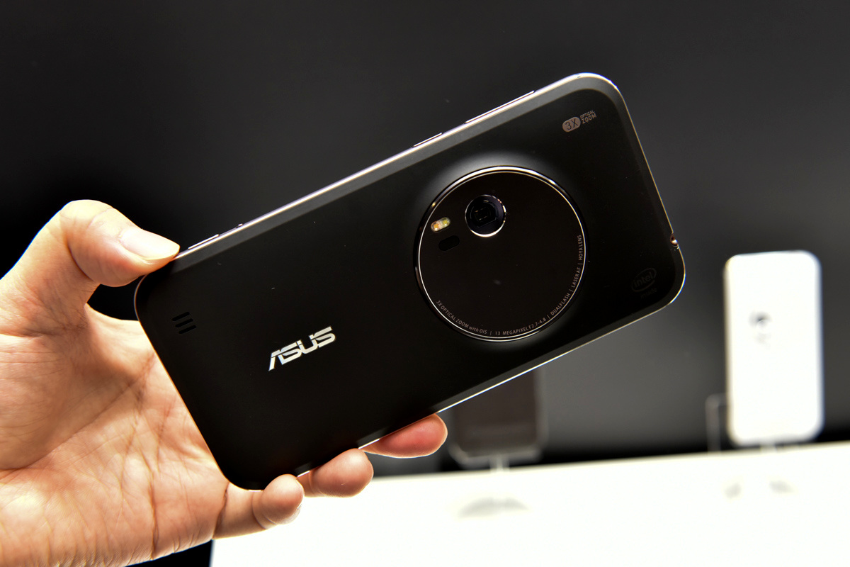 ASUS、「ZenFone Zoom」のスタンダードカバーモデルを13日発売