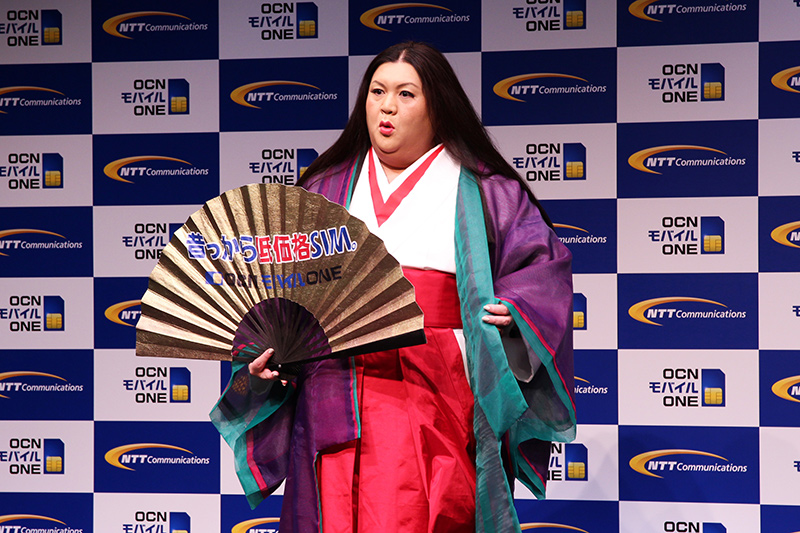 マツコ「OCNは真ん中でいい感じ」、十二単衣で新CMをアピール