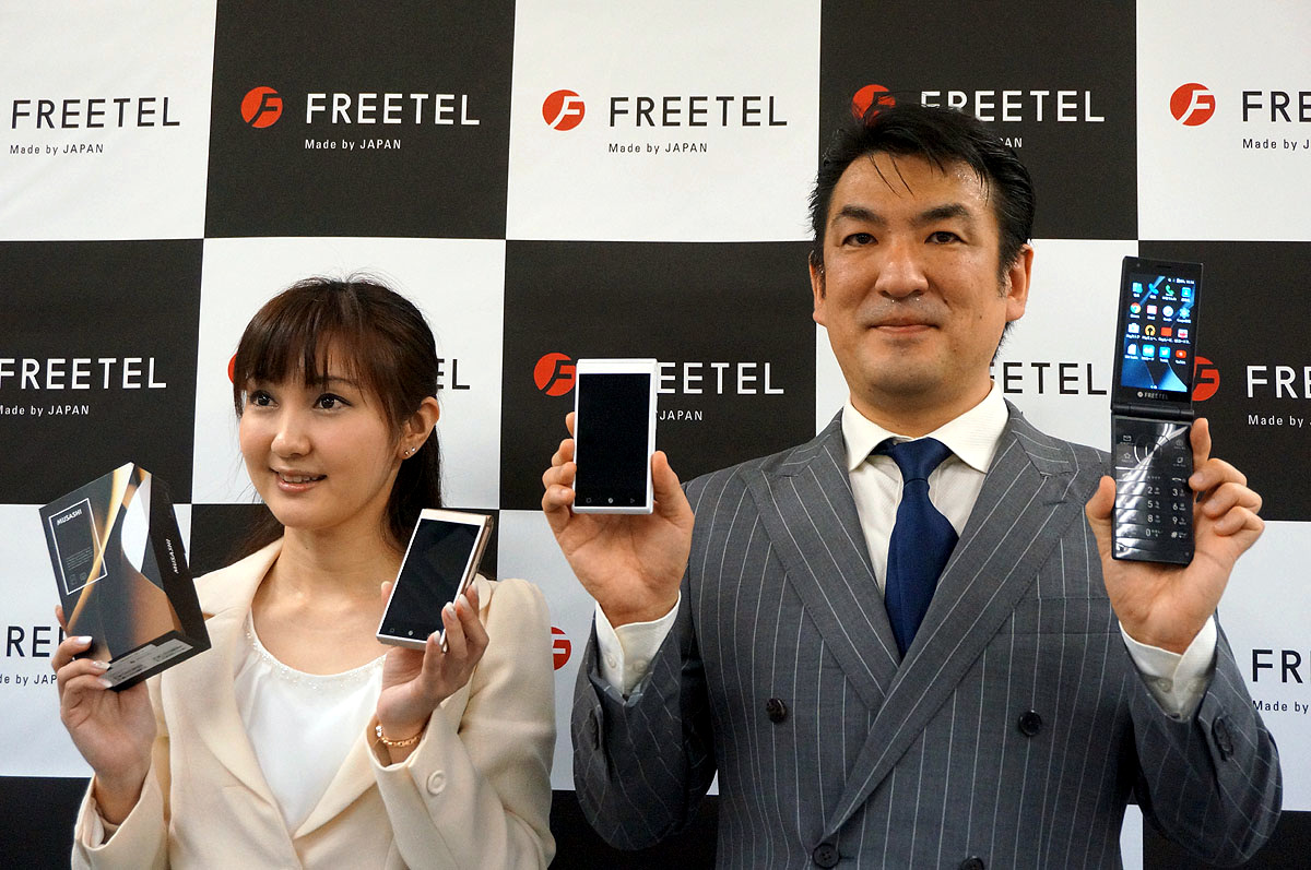 FREETEL、表裏2画面スマホ「MUSASHI」発売、2万4800円