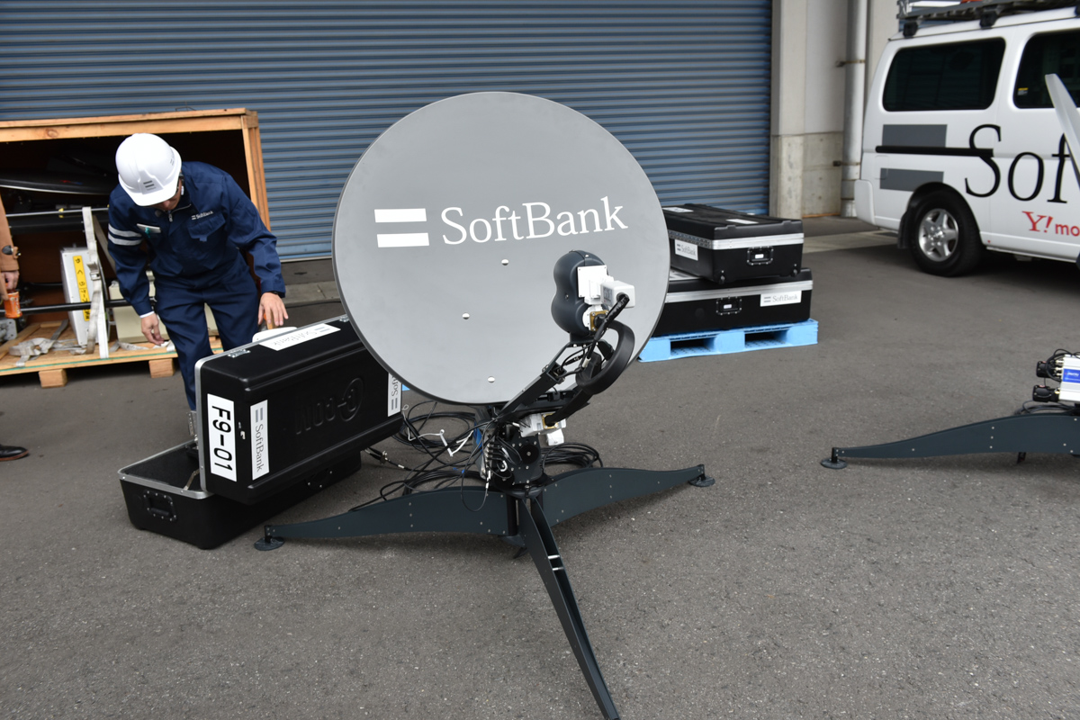 [B! Softbank] 軽量化された小型可搬型基地局をソフトバンクが公開、全国に10台を追加配備へ