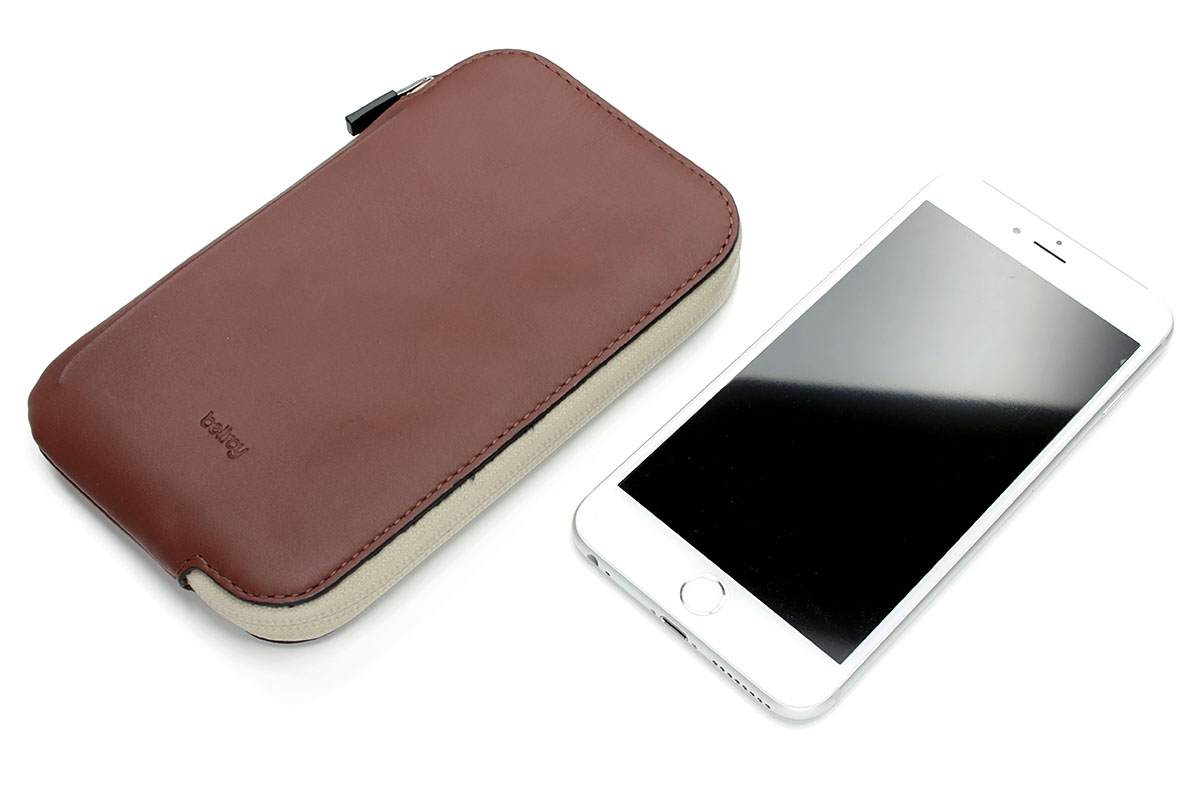 スマートフォンと貴重品がまとまるbellroy製ウォレット - ケータイ 