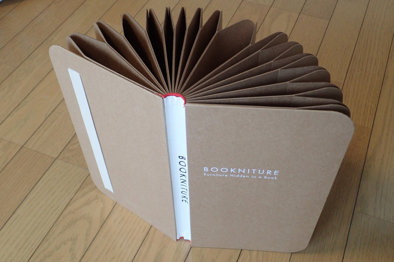 本棚から取り出して使うかっこいい椅子「BOOKNITURE」 - ケータイ