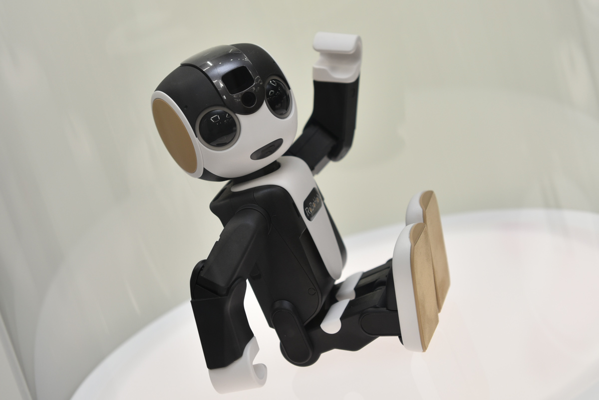 シャープ「RoBoHoN」（ロボホン）、税別19万8000円で5月26日発売