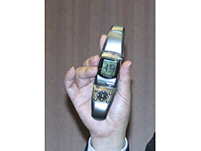 ドコモ、腕時計型PHS「WRISTOMO」を開発