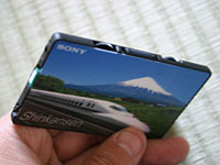 本日の一品 外国からの客への究極の日本土産はソニーのカードラジオ