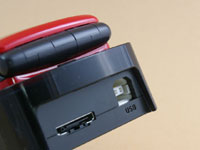 USBクレードル充電台を採用。パソコンのUSBポートと接続すれば、LISMOなどのデータ転送などが使いやすくなる