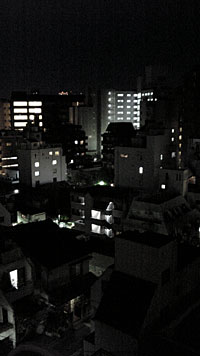 夜間の都内を手ぶれ補正オフで撮影。リンク先は1,080×1,920ドット、309KB