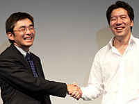 笑顔のKDDI高橋氏（左）とグリー田中氏（右）