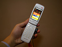 貸し出されるワンセグ対応携帯電話（写真はW43H）
