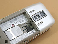 microSDカードスロットは電池パック装着部の内側にあるため、着脱には手間が掛かる