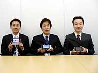 左からイー・モバイルの松坂氏と福山氏、シャープの丸山氏