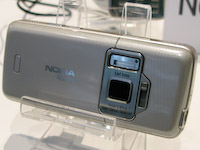 N82の背面。カメラ横のスライドスイッチはレンズカバー開閉スイッチ