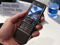 Nokia 8800 Sapphire Arte。決定キーにはサファイアが使われているという