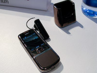 Nokia 8800 ArteとSapphire Arteには充電スタンドとBluetoothヘッドセットが付属する