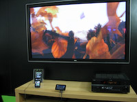 大型テレビでHD画像を再生させるデモ。HDMIで接続している。大型アンプを使っているが、音声はシングルチャンネル出力とのこと