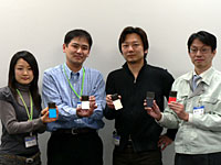 左から商品企画担当の大西氏、電気設計担当の増田氏、機構設計担当の大平氏、プロジェクトマネージャーの細井氏