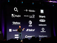 発表されたiPhone 3Gを販売するキャリア。Jobs氏の足下にSoftbankのロゴが見える