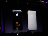 iPhone 3Gの背面。りんごのロゴの左上にカメラが設けられた
