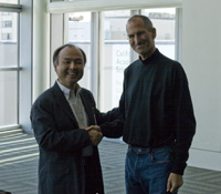 WWDC2008の会場で握手を交わすソフトバンクモバイルの孫 正義社長（左）とアップルのスティーブ・ジョブズ CEO（右）の写真