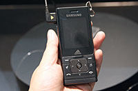 サムスンとアディダスが協業で開発した携帯電話「SGH-F110」