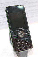 音響システムに特徴があるというタイの携帯電話「I-Mobile IM 520」も展示