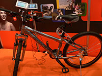 マイタック製品を自転車に装着するアタッチメントも展示