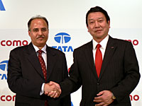 ドコモは、インドの通信事業者であるTata Teleservicesに約2640億円出資。写真は、TTSL社長のサルダナ氏（左）とドコモ社長の山田氏（右）