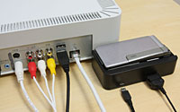 端末は専用USBケーブルで接続するが、クレードル充電台のときは直接、接続できないので、必ずクレードル充電台経由でつなぐことになる