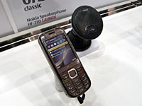 ナビ対応ながら一般的なケータイに近い形状の「Nokia 6720 Classic」