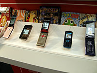 NTTソルマーレのブースには、日本のケータイやiPhoneで配信している電子コミックが展示されていた