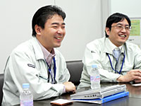 プロジェクトマネージャーの神保氏（左）と、ソフト担当の戸田氏（右）