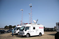 移動基地局（手前は国内唯一の衛星対応車）