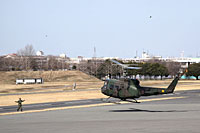 NTTドコモの災害対策機器輸送に用いられた中型ヘリコプター（UH-1）