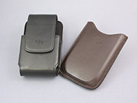 パッケージに標準で添付される「ホルスターケース」(左)と海外で販売されている純正の「Leather Pocket」。いずれも磁石が仕込まれていて、ケースに入れると、スタンバイモードに移行する