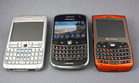 フルキーを装備したストレートタイプのスマートフォン3機種。NOKIA E61（左）、BlackBerry Bold（中央）、X02HT（右）