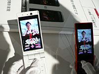 プリセットの「いっしょにデコ」では、撮影した写真を2台の携帯電話で同時に装飾できる