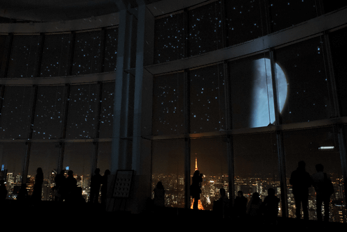 スマホで操作 星空が東京の夜景に浮かび上がる六本木ヒルズ展望台のイベント ケータイ Watch