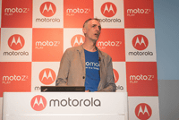 モトローラ Moto Z2 Play 発表会 Moto Mods 開発キットも日本で展開へ ケータイ Watch