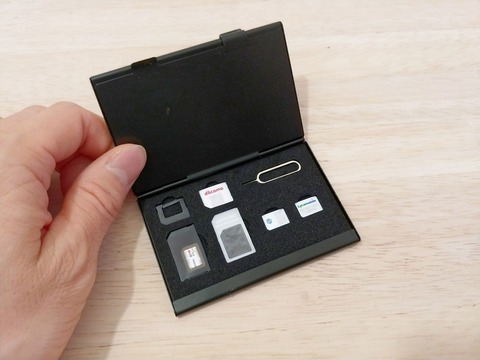 このシンプルさがいい カードポケットに入る薄型simホルダー ケータイ Watch