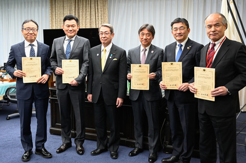 4キャリアに 5g 免許の交付式 石田総務大臣が期待を表明 ケータイ Watch
